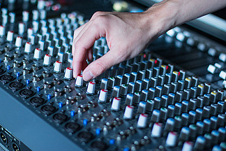 在錄音室進行專業音樂制作。音響工程師正在工作。